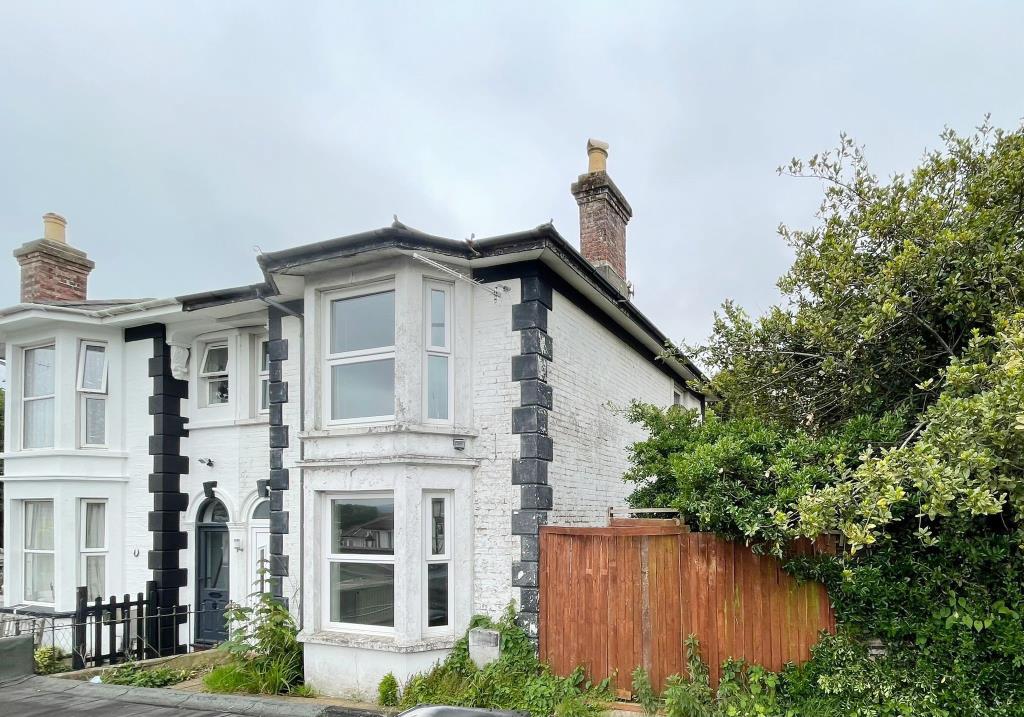 Lot: 11 - THREE-BEDROOM HOUSE FOR IMPROVEMENT - Three bedroom semi detached property external front photo